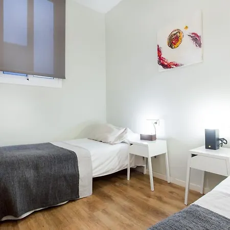 4 Bedroom With A Balcony In Ramblas 2 2 דירה ברצלונה