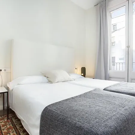 Apartment 4 Bedroom With A Balcony In Ramblas 2 2 Barcelona