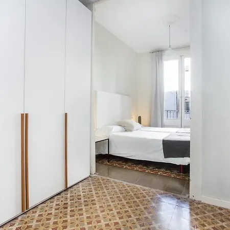 Apartment 4 Bedroom With A Balcony In Ramblas 2 2